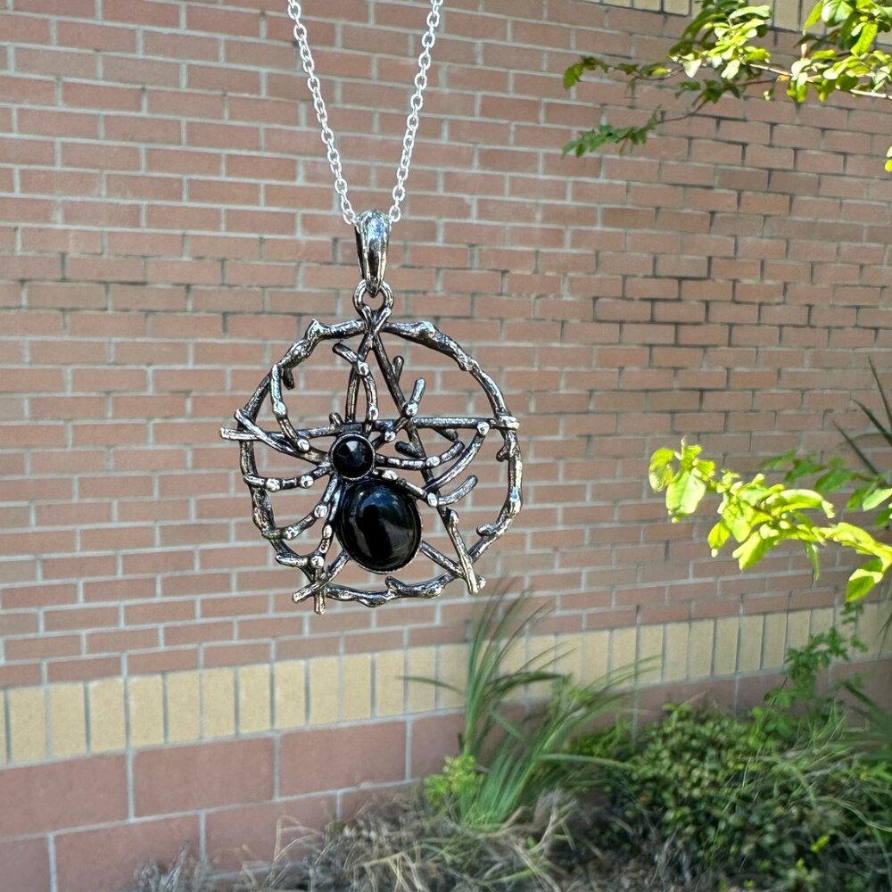 NEW Halloween Obsidian Spider Crawling Pendant Spider Necklace